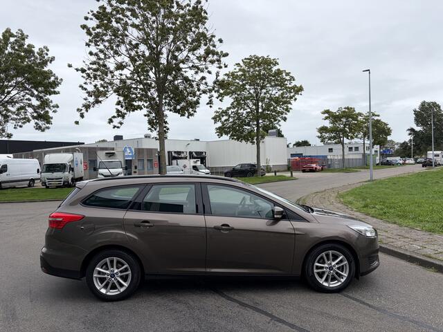 Ford FOCUS Wagon 1.0i Eco-Boost Trend 101 PK. Zuinige en zeer fijn rijdende auto !!! Alle keuringen toegestaan !!