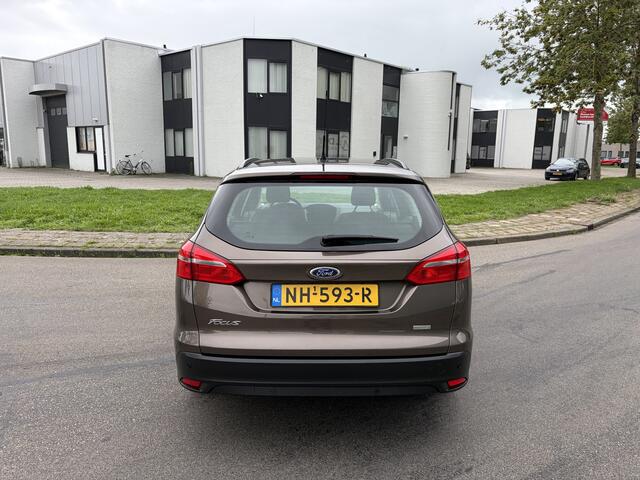 Ford FOCUS Wagon 1.0i Eco-Boost Trend 101 PK. Zuinige en zeer fijn rijdende auto !!! Alle keuringen toegestaan !!