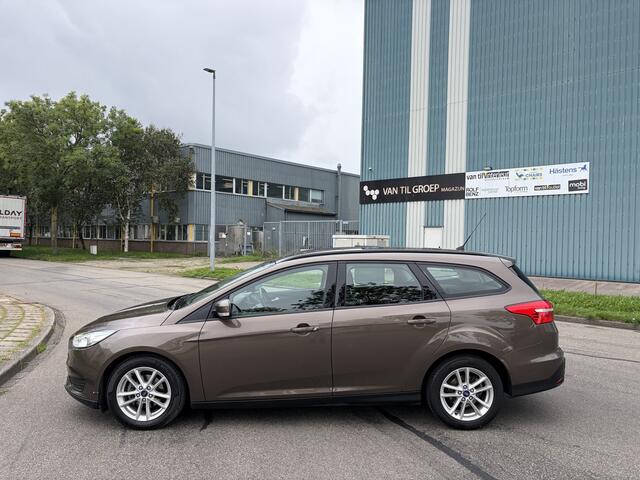 Ford FOCUS Wagon 1.0i Eco-Boost Trend 101 PK. Zuinige en zeer fijn rijdende auto !!! Alle keuringen toegestaan !!