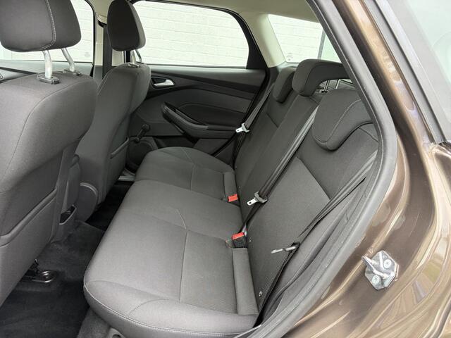 Ford FOCUS Wagon 1.0i Eco-Boost Trend 101 PK. Zuinige en zeer fijn rijdende auto !!! Alle keuringen toegestaan !!