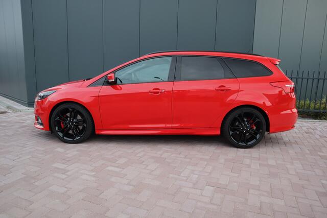 Ford FOCUS Wagon 2.0 ST Mountune Leder Navigatie Camera Sony Mountune Tuning