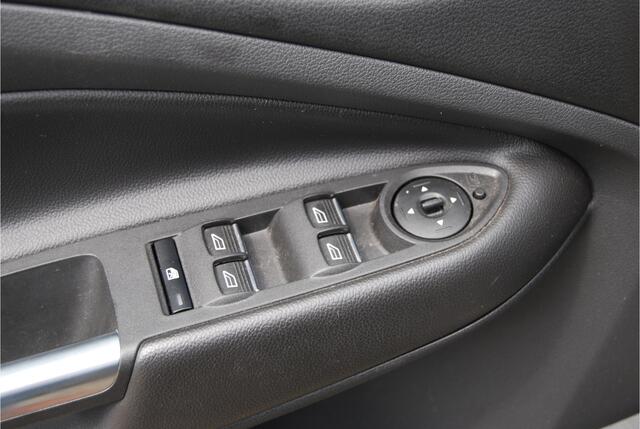 Ford KUGA 1.5 EcoBoost 150PK ST Line | XENON | TREKHAAK | 19" VELGEN | STOEL-STUUR VERWARMING