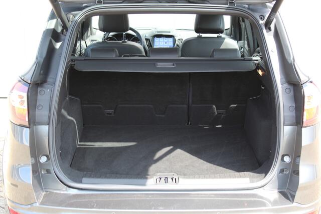 Ford KUGA 1.5-120pk EcoBoost ST Line. Erg mooie en luxe Kuga ST-Line. Trekgewicht 1.800kg ! Volautm. airco, elektr. panoramadak, elektr. achterklep, navigatie, telefoonvoorb., Apple carplay/Android auto., trekhaak, leer/alcantara bekleding, lane assist, cruise cntr