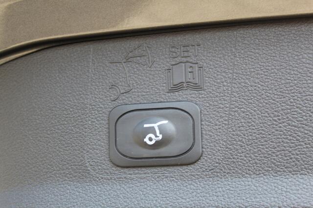 Ford KUGA 1.5-120pk EcoBoost ST Line. Erg mooie en luxe Kuga ST-Line. Trekgewicht 1.800kg ! Volautm. airco, elektr. panoramadak, elektr. achterklep, navigatie, telefoonvoorb., Apple carplay/Android auto., trekhaak, leer/alcantara bekleding, lane assist, cruise cntr