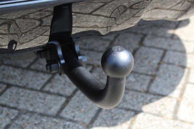 Ford KUGA 1.5-120pk EcoBoost ST Line. Erg mooie en luxe Kuga ST-Line. Trekgewicht 1.800kg ! Volautm. airco, elektr. panoramadak, elektr. achterklep, navigatie, telefoonvoorb., Apple carplay/Android auto., trekhaak, leer/alcantara bekleding, lane assist, cruise cntr