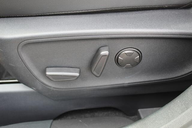 Ford KUGA 2.5-243pk PHEV ST-Line X. Nieuwste model !, Hoge zit Van ¤. 54.937,- voor ¤. 44.450,- ! Trekgewicht van 2.100kg ! Schuif / kanteldak Elektrisch inklapbare Trekhaak, vooruit, stuur, stoelverwarming V+A, 360 Camera, HUB, Apple/Androidauto, Elektrisch verst