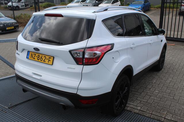 Ford KUGA 1.5 EcoBoost Titanium Navigatie/Parkeersensoren/Climate control/Voorruitverwarming/Cruise control/Keyless/Android auto/Bluetooth/17'' Lichtmetalen velgen.