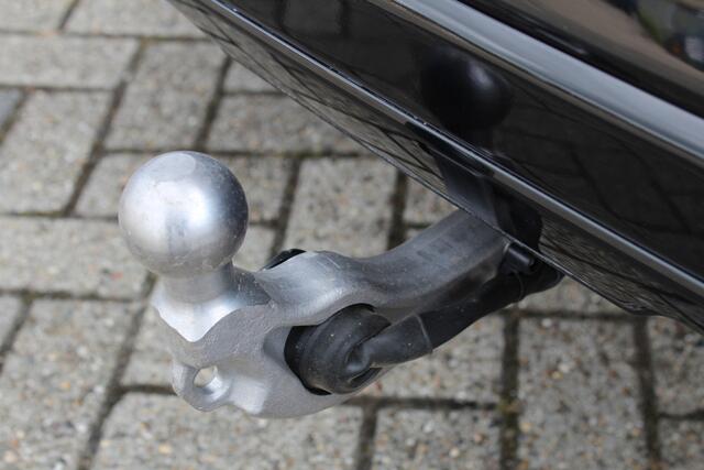Ford KUGA 2.5-243pk PHEV ST-Line X. Nieuwste model ! Van ¤. 54.937,- voor ¤. 44.450,- ! Trekgewicht van 2.100kg ! Schuif / kanteldak. Elektrisch inklapbare Trekhaak, vooruit, stuur, stoelverwarming V+A, 360 Camera, HUB, Apple/Androidauto, Elektrisch verstelbare sto