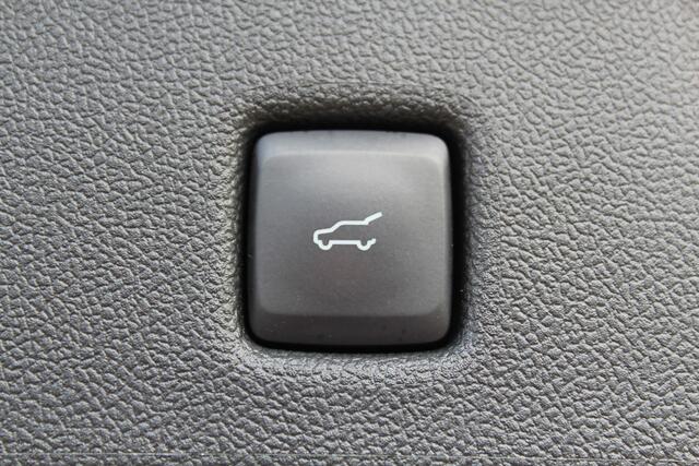 Ford KUGA 2.5-225pk PHEV Vignale. Heerlijke, luxe en comfortabele SUV ! Autm. airco dual, LM wielen, metallic lak, cruise control, lederen interieur, stoel-, stuur- en voorraamverw., elektr. achterklep, B&O soundsystem, navigatie, telefoonvoorb. etc, etc.