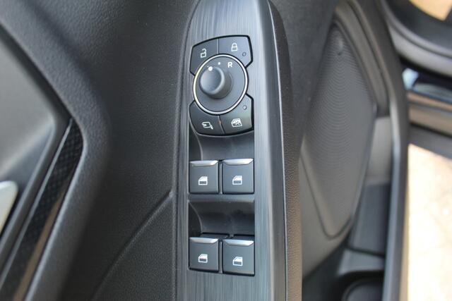 Ford KUGA 2.5-225pk Plug-in Hybrid ST-Line X. Hybride rijden voor een reële prijs ! Adaptive Cruise Control, Stoel- en voorraamverwarming, Climate Control, Metallic lak, Camera v+a, Elektr. achterklep, Side- en lane assist etc.