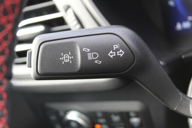 Ford KUGA 2.5-225pk Plug-in Hybrid ST-Line X. Hybride rijden voor een reële prijs ! Adaptive Cruise Control, Stoel- en voorraamverwarming, Climate Control, Metallic lak, Camera v+a, Elektr. achterklep, Side- en lane assist etc.