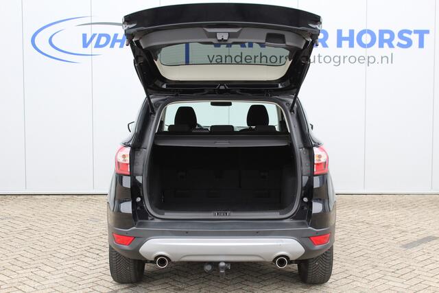 Ford KUGA 1.5-150pk EcoBoost Titanium. Trekgewicht 2.000kg ! Autm. airco dual, stoel-, stuur- en voorraamverwarming, cruise control, telefoonvoorb., navigatie, Sony soundsyst., LM wielen, trekhaak, privacy glass, All Season banden etc.