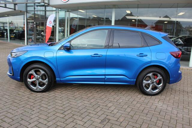 Ford KUGA 2.5-243pk PHEV ST-Line X. 2100kg trekgewicht ! Nieuw Model ! Van ¤. 54.937,- voor ¤. 43.735,- ! Trekgewicht van 2.100kg ! Elektr. verstelb. AGR stoelen voor, Stoel-, stuur-, voorraam- en achterbank verwarming, Elektr. panorama/schuif-kanteldak , Trekhaak