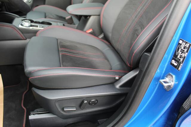 Ford KUGA 2.5-243pk PHEV ST-Line X. 2100kg trekgewicht ! Nieuw Model ! Van ¤. 54.937,- voor ¤. 43.735,- ! Trekgewicht van 2.100kg ! Elektr. verstelb. AGR stoelen voor, Stoel-, stuur-, voorraam- en achterbank verwarming, Elektr. panorama/schuif-kanteldak , Trekhaak