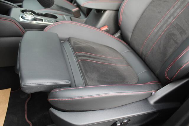 Ford KUGA 2.5-243pk PHEV ST-Line X. 2100kg trekgewicht ! Nieuw Model ! Van ¤. 54.937,- voor ¤. 43.735,- ! Trekgewicht van 2.100kg ! Elektr. verstelb. AGR stoelen voor, Stoel-, stuur-, voorraam- en achterbank verwarming, Elektr. panorama/schuif-kanteldak , Trekhaak