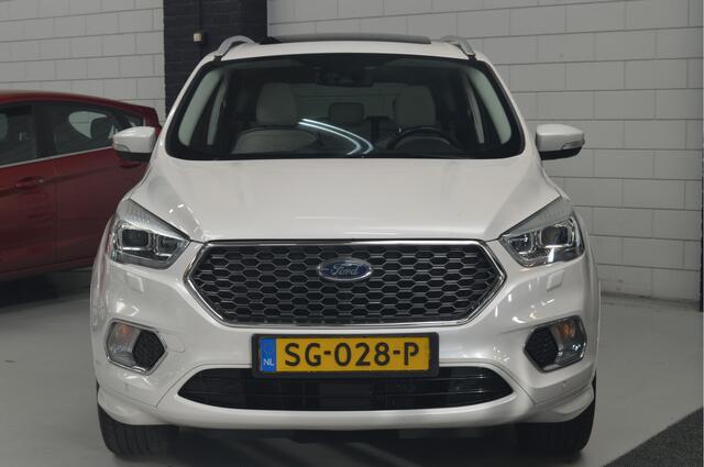 Ford KUGA 1.5 EcoBoost Vignale // PANO // CAMERA // TREKHAAK // 4x4 // STUUR&STOELVERWARMING // BOMVOL //