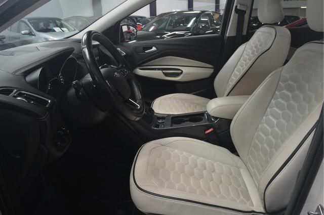 Ford KUGA 1.5 EcoBoost Vignale // PANO // CAMERA // TREKHAAK // 4x4 // STUUR&STOELVERWARMING // BOMVOL //