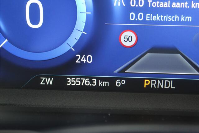 Ford KUGA 2.5-225pk Plug-in Hybrid ST-Line X. Hybride rijden voor een reële prijs ! Adaptive Cruise Control, Stoel- en voorraamverwarming, Climate Control, Metallic lak, Camera v+a, Elektr. achterklep, Side- en lane assist etc.