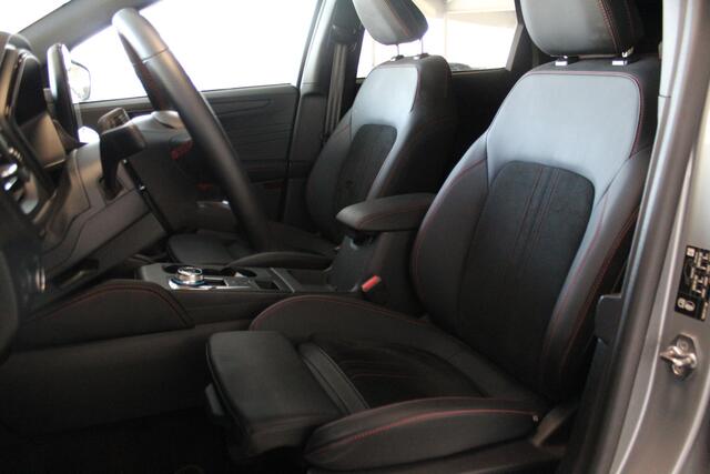 Ford KUGA 2.5-243pk PHEV ST-Line X. Van ¤. 54.937,- voor ¤. 43.735,- Trekgewicht van 2.100kg ! Elektr. panodak., elektr. trekhaak, stoel-, stuur- en voorraamverw., 360gr. Camera, HUD, AppleCarplay/Androidauto, Elektr. verstelb. comfortstoelen, LED verl.