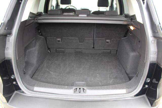 Ford KUGA 1.5-150pk EcoBoost Titanium. Nette Ford Kuga met een trekgewicht van maar liefst 2.000kg ! Autm. airco, stoel-, stuur- en voorraamverw., camera, parkeersensoren achter, navigatie, telefoonvoorb., 17"LM wielen+all season banden, trekhaak, adapt. cruise cn