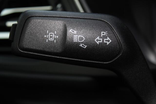 Ford KUGA 2.5-225 pk PHEV Titanium X Plug-in Hybrid. Hybride rijden voor een reëel bedrag ! Adapt. cruise cntrl, Autm. airco, Side- en lane assist, Stoel-, stuur-, voorraam- en achterbank verwarming, Camera v+a, LM wielen, metallic lak, navigatie, telefoonvoorb., B