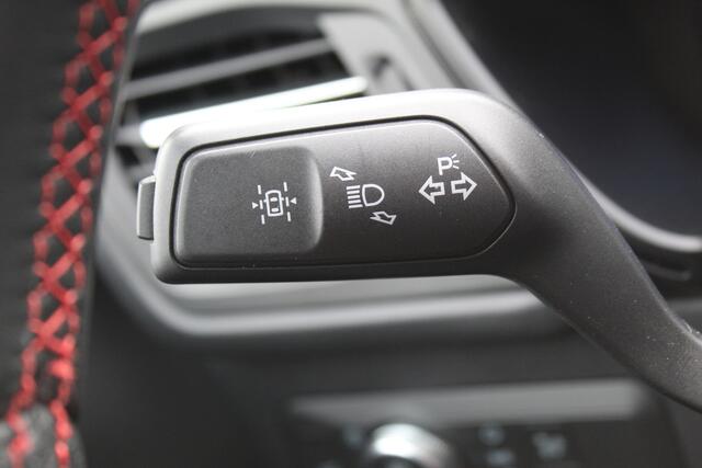 Ford KUGA 1.5 EcoBoost ST-Line X , 150pk 1800 Trekgewicht Cilmate control , Camera , Stoel,Stuur en Voorruit verwarming Navigatie , Trekhaak , Elek.verstelbare bestuurders stoel