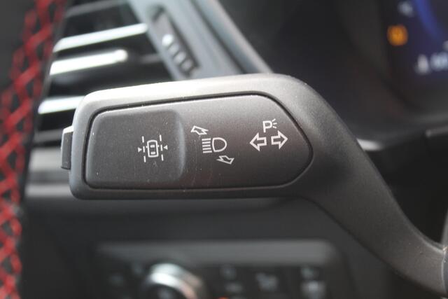 Ford KUGA 2.5-225pk Plug-in Hybrid ST-Line X. Hybride rijden voor een reële prijs ! Adaptive Cruise Control, Stoel- en voorraamverwarming, Climate Control, Metallic lak, Camera v+a, Elektr. achterklep, Side- en lane assist etc.