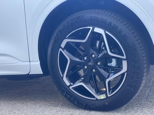 Ford KUGA 2.5 PHEV ST-Line 243 pk | Driver Assistance Pack | Wegklapbare trekhaak | 2.100 kg trekgewicht! | Winterpakket | 19 inch Licht metalen Velgen | ¤6.000,- prijsvoordeel!