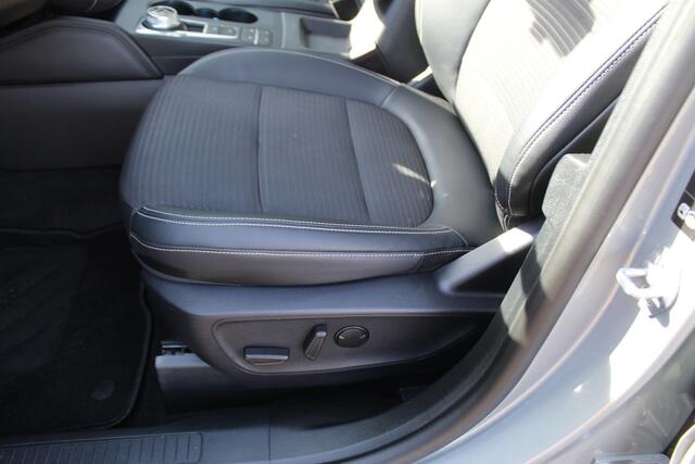 Ford KUGA 2.5-225 pk PHEV Titanium X Plug-in Hybrid. Hybride rijden voor een reëel bedrag ! Adapt. cruise cntrl, Autm. airco, Side- en lane assist, Stoel-, stuur-, voorraam- en achterbank verwarming, Camera v+a, LM wielen, metallic lak, navigatie, telefoonvoorb., B