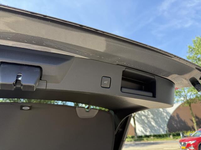Ford KUGA ST Line X VAN:49.000,- VOOR:41.770,- UW WKVOORDEEL: 7.230| 360 GRADEN CAMERA | PANORAMA DAK | ADAPT. CRUISE CONTROL | STOEL & STUUR VERWARMING | SNEL LEVERBAAR|
