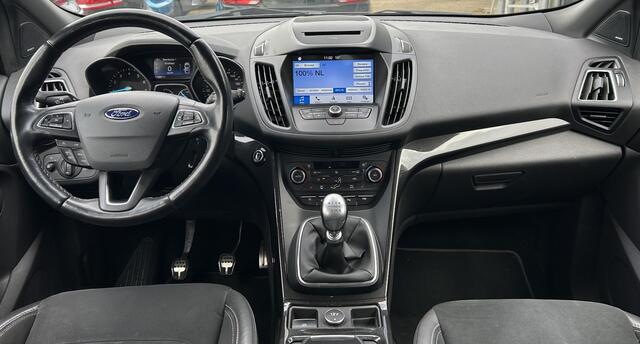 Ford KUGA 1.5 EcoBoost ST Line 150PK | Onderhoudshistorie | Nieuwe APK | Afneembare Trekhaak | Achteruitrijcamera | SONY Audio | Stoelverwarming | Stuurverwarming | Voorruitverwarming | Elektrische Achterklep | Climate Control | Cruise Control | 2 Sleutels |
