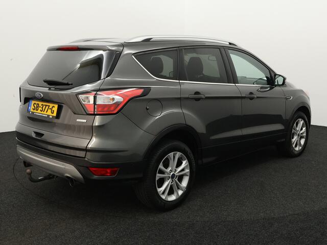 Ford KUGA 1.5 EcoBoost ST Line Apple Carplay/Android Auto, Cruise control, Parkeersensor voor en achter, Hill hold Een ruime en luxe SUV met een sportieve uitstraling. Hij is rijk uitgerust met mooie opties en biedt dankzij het ruime interieur veel comfort voor zowel korte als lange ritten. De ST Line uit
