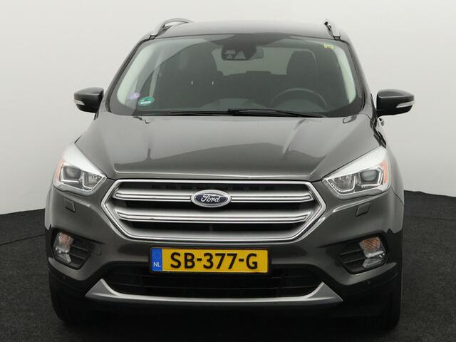 Ford KUGA 1.5 EcoBoost ST Line Apple Carplay/Android Auto, Cruise control, Parkeersensor voor en achter, Hill hold Een ruime en luxe SUV met een sportieve uitstraling. Hij is rijk uitgerust met mooie opties en biedt dankzij het ruime interieur veel comfort voor zowel korte als lange ritten. De ST Line uit