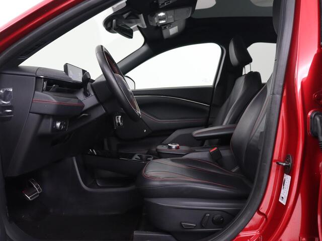 Ford MUSTANG Mach-E AWD 75 kWh | Panoramadak | 360 Camera | Leder | Stoelverwarming | Adaptive cruise | Carplay | Park Assist | Navigatie | Full LED | B&O Sound