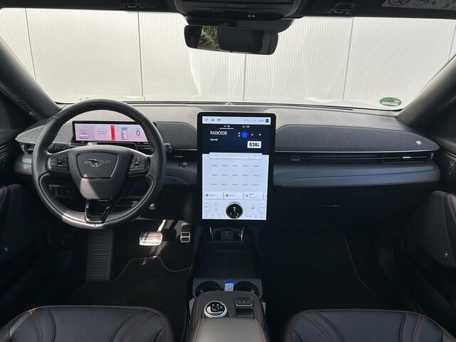 Ford MUSTANG Mach-E AWD 75 kWh / SOH 94,5 % / Navigatie / Panoramadak / Achterklep Elektrisch / Cruise Control Adaptief / Climate Control / Bang & Olufsen sound / Lederen bekleding