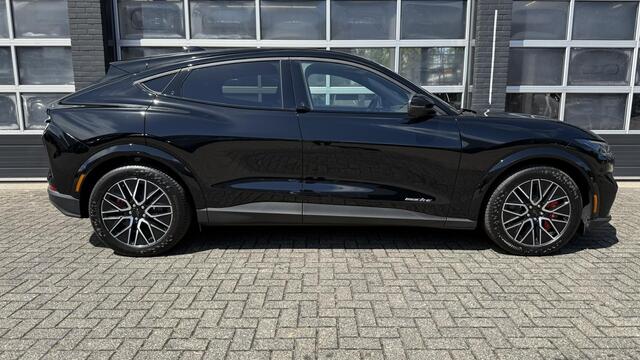 Ford MUSTANG Mach-E Extended Premium RWD 88 kWh | Panoramadak (vast) | Parkeercamera | Stoelverwarming | Dodehoeksensor | Navigatie | Adaptive Cruise Control | Carplay & Android Auto