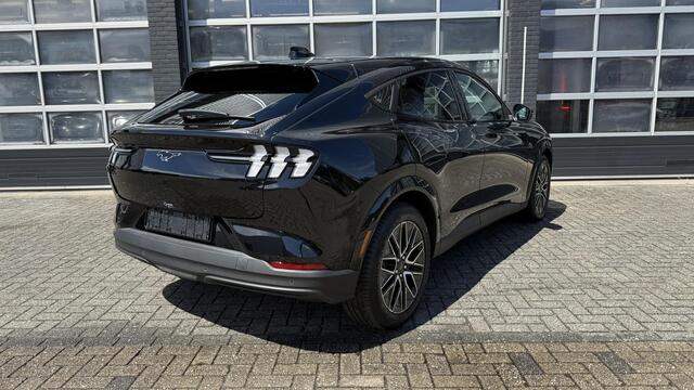 Ford MUSTANG Mach-E Extended Premium RWD 88 kWh | Panoramadak (vast) | Parkeercamera | Stoelverwarming | Dodehoeksensor | Navigatie | Adaptive Cruise Control | Carplay & Android Auto
