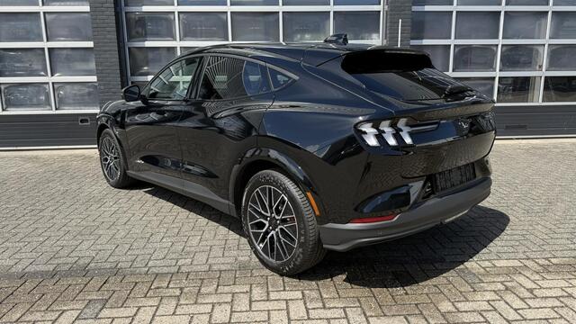 Ford MUSTANG Mach-E Extended Premium RWD 88 kWh | Panoramadak (vast) | Parkeercamera | Stoelverwarming | Dodehoeksensor | Navigatie | Adaptive Cruise Control | Carplay & Android Auto