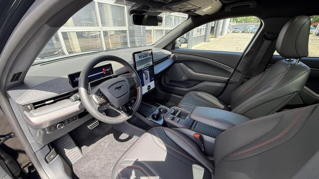Ford MUSTANG Mach-E Extended Premium RWD 88 kWh | Panoramadak (vast) | Parkeercamera | Stoelverwarming | Dodehoeksensor | Navigatie | Adaptive Cruise Control | Carplay & Android Auto
