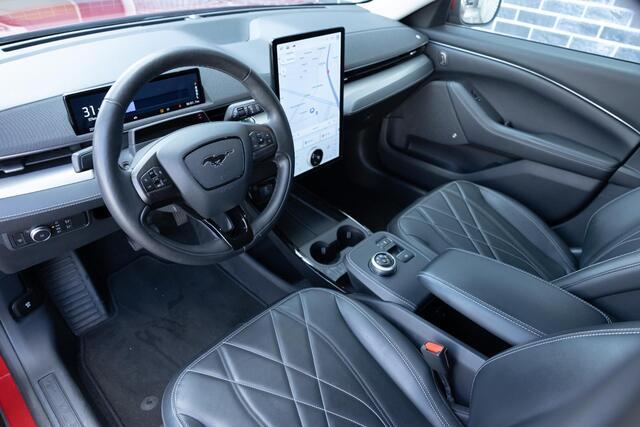 Ford MUSTANG Mach-E RWD 75 kWh | Trekhaak | Keyless Entry | Elektrische Achterklep | Bang Olufsen Audio | 360 Graden Camera | Parkeersensoren | Stoelverwarming | Cruise Control Adaptief | Navigatie | Apple Carplay | Android Auto