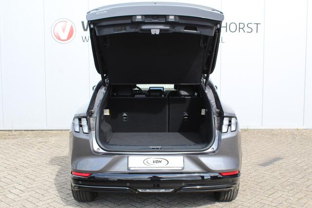 Ford MUSTANG Mach-E Premium AWD 75kWh/269pk vierwielaandrijving ! Fabrieksgarantie t/m 29-06-2029 ! Panoramadak, Winter pakket, B&O soundsystem, Camera, 19" LMV, Adaptieve Cruise Control, Metallic lak, Side assist, LED verlichting etc.