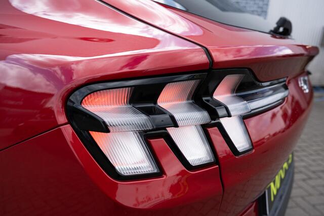 Ford MUSTANG Mach-E RWD 75 kWh | Trekhaak | Panoramadak | Keyless Entry | Elektrische Achterklep | Elektrisch Verstelbare Voorstoelen | Bang Olufsen Audio | 360 Graden Camera | Parkeersensoren | Stoelverwarming | Cruise Control Adaptief | Dodehoekdetectie | Navigatie 