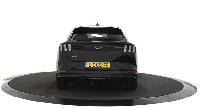Ford MUSTANG Mach-E AWD 75 kWh Panoramadak / Trekhaak / SOH 95%