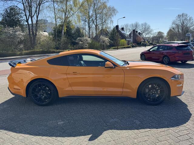 Ford MUSTANG Fastback 2.3 EcoBoost 289pk | Custom Pack Black | Lederen bekleding | Navigatie full map | Voorstoelen verwarmd en geventileerd | Audio installatie premium | Twister Orange