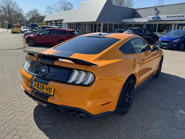 Ford MUSTANG Fastback 2.3 EcoBoost 289pk | Custom Pack Black | Lederen bekleding | Navigatie full map | Voorstoelen verwarmd en geventileerd | Audio installatie premium | Twister Orange