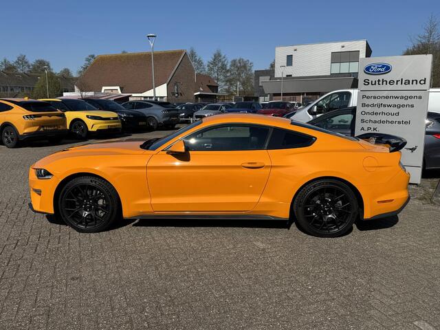Ford MUSTANG Fastback 2.3 EcoBoost 289pk | Custom Pack Black | Lederen bekleding | Navigatie full map | Voorstoelen verwarmd en geventileerd | Audio installatie premium | Twister Orange