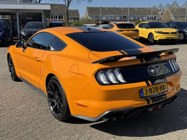 Ford MUSTANG Fastback 2.3 EcoBoost 289pk | Custom Pack Black | Lederen bekleding | Navigatie full map | Voorstoelen verwarmd en geventileerd | Audio installatie premium | Twister Orange