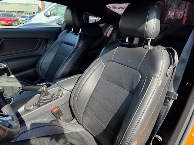 Ford MUSTANG Fastback 2.3 EcoBoost 289pk | Custom Pack Black | Lederen bekleding | Navigatie full map | Voorstoelen verwarmd en geventileerd | Audio installatie premium | Twister Orange