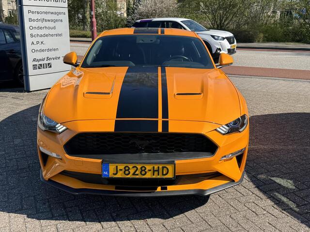 Ford MUSTANG Fastback 2.3 EcoBoost 289pk | Custom Pack Black | Lederen bekleding | Navigatie full map | Voorstoelen verwarmd en geventileerd | Audio installatie premium | Twister Orange