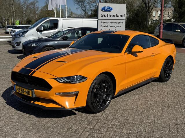 Ford MUSTANG Fastback 2.3 EcoBoost 289pk | Custom Pack Black | Lederen bekleding | Navigatie full map | Voorstoelen verwarmd en geventileerd | Audio installatie premium | Twister Orange
